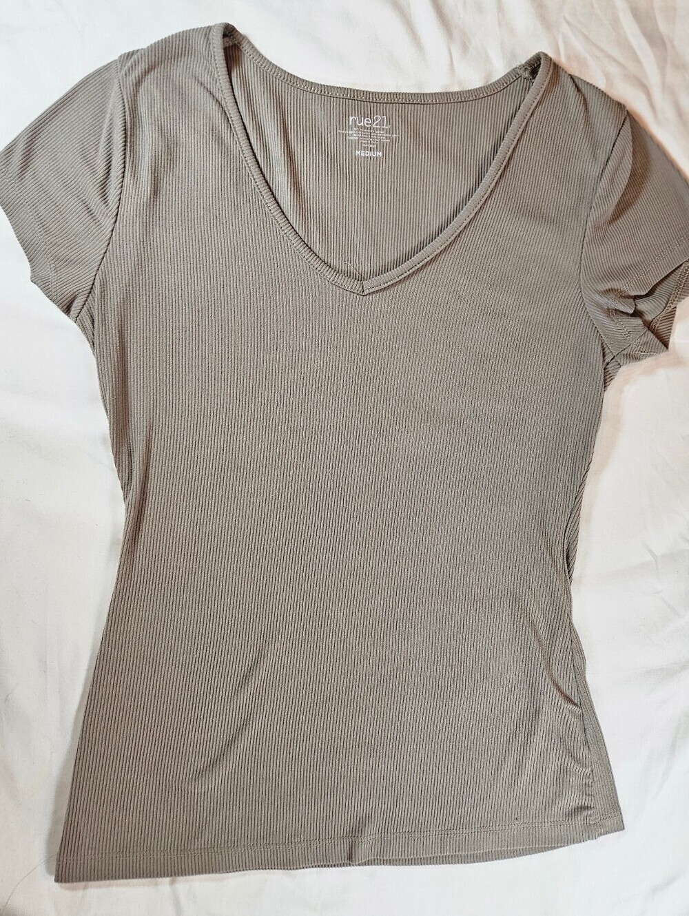 Rue21 Womens Beige Ribbed V-neck Pullover Fitted Short Sleeve Top Size Medium